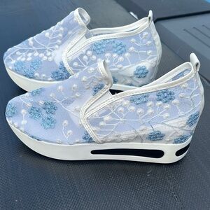 Women's Blue and White Floral Embroidered Slip-On Sneakers